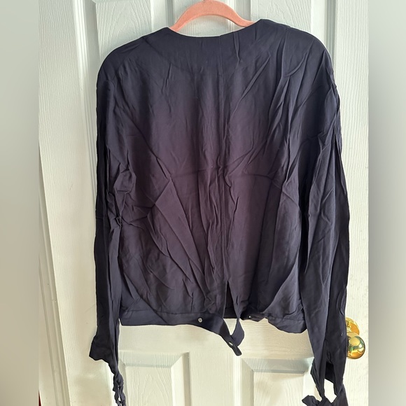 Beautiful navy shirt 👚 - Picture 2 of 6